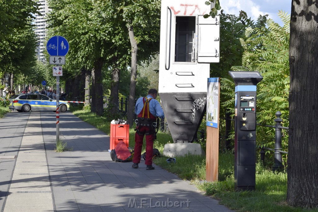 Koelner Seilbahn Gondel blieb haengen Koeln Linksrheinisch P357.JPG - Miklos Laubert